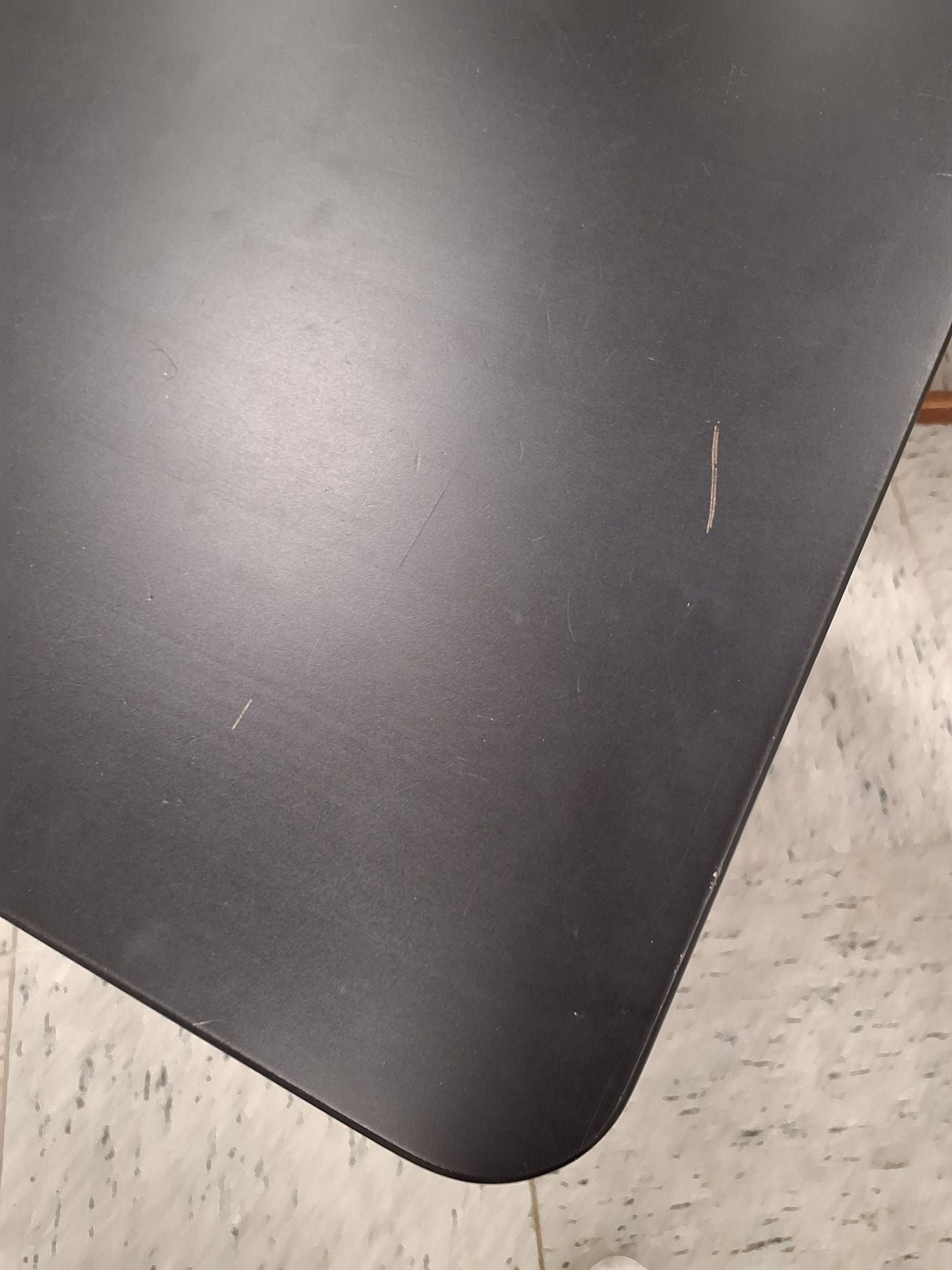 Højt sort bord